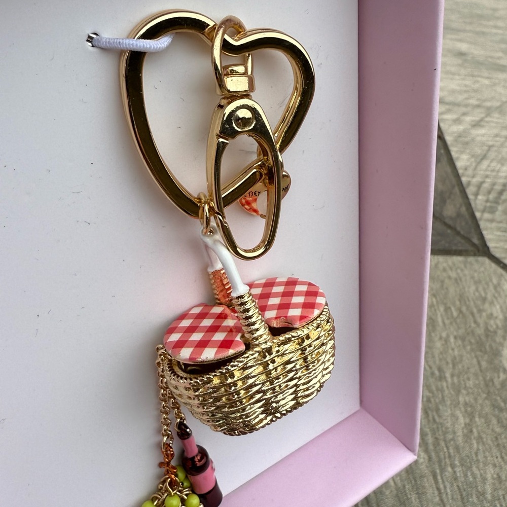 NWT! Betsey Johnson Grapes Wine Picnic with Basket Charm Keychain - Picture 2 of 10